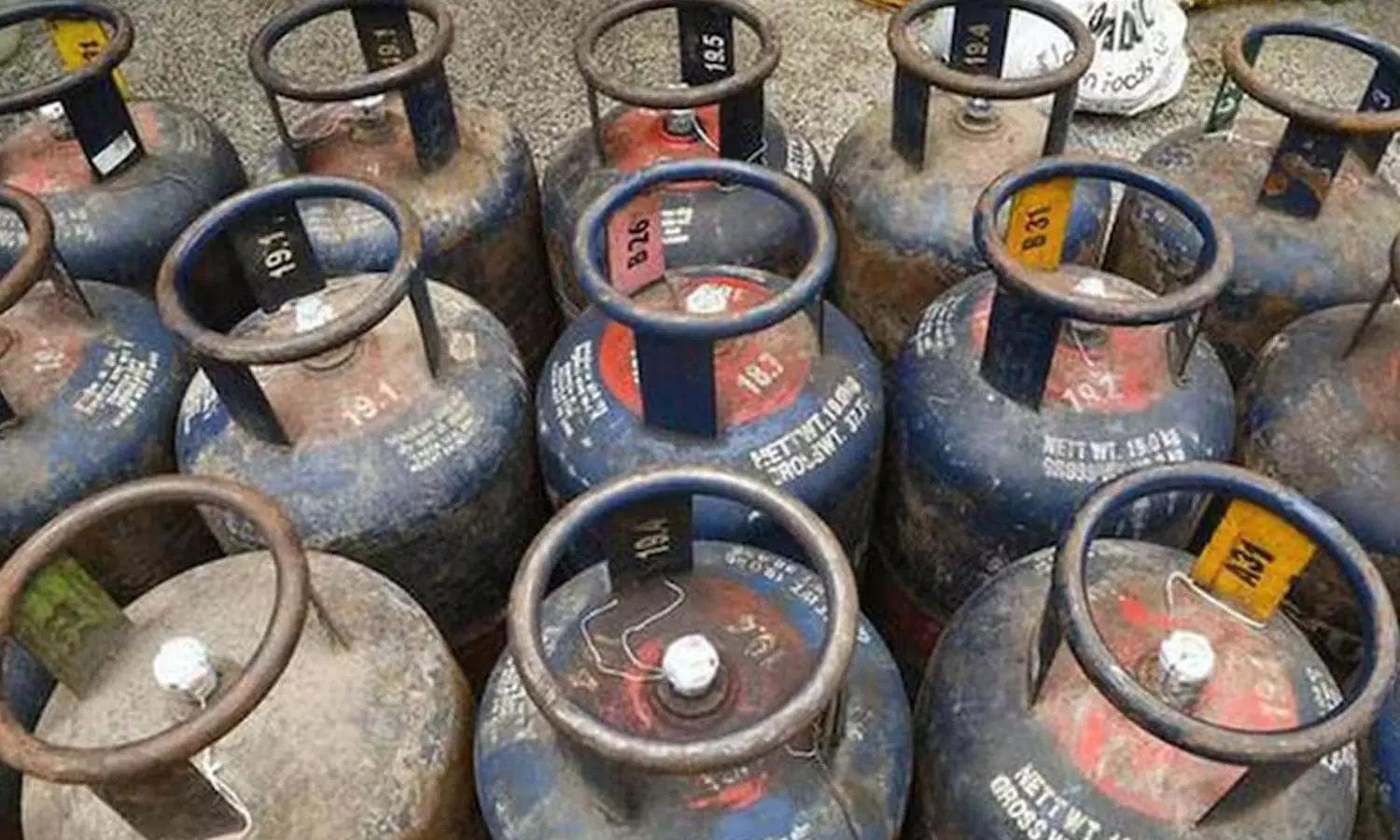 மாத தொடக்கத்தில் அதிரடியாக குறைந்த வணிக பயன்பாட்டிற்கான சிலிண்டர் விலை