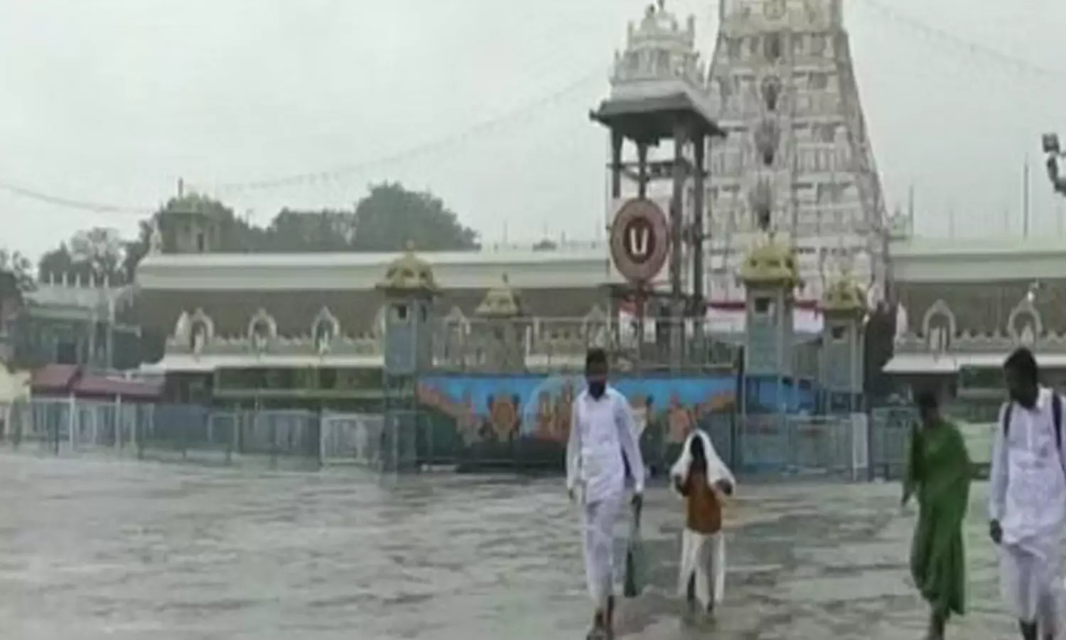 திருப்பதியில் பலத்த மழை- பக்தர்கள் கடும் அவதி
