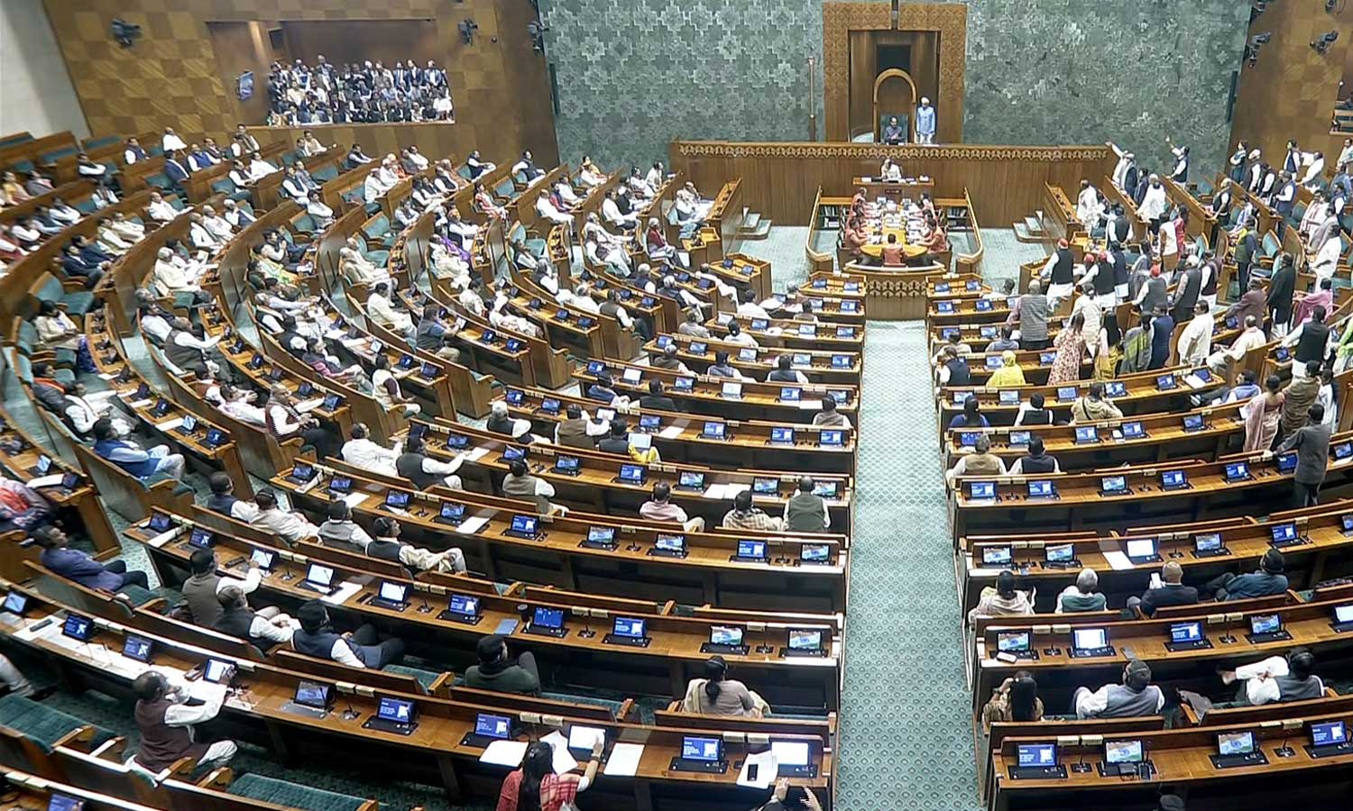 எதிர்க்கட்சிகள் அமளி... மக்களவை நண்பகல் 12 மணி வரை ஒத்திவைப்பு