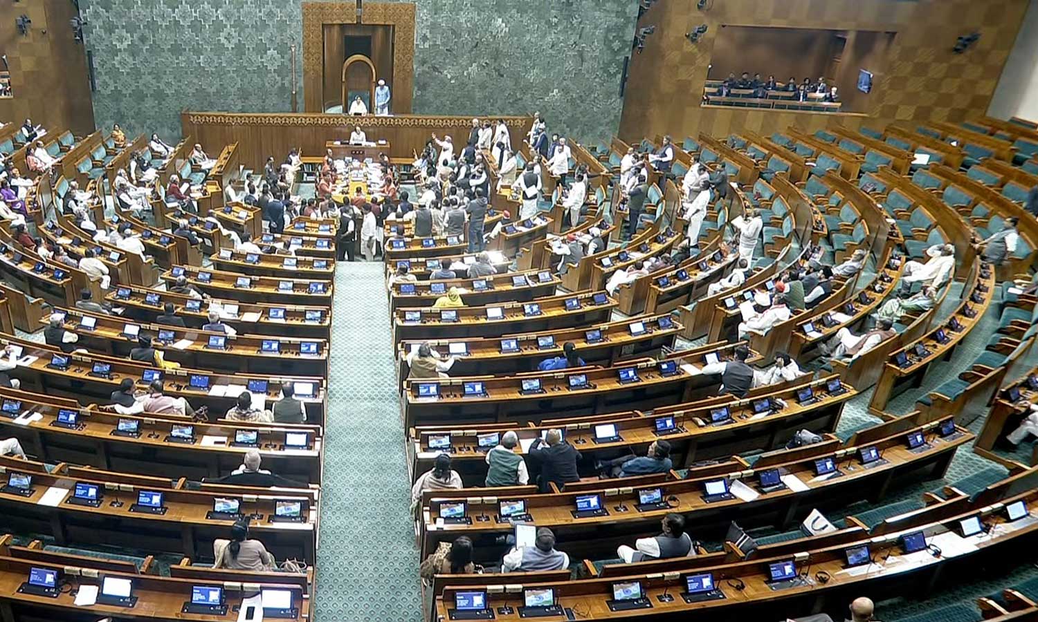 எதிர்க்கட்சிகள் கடும் அமளி... மக்களவை மதியம் 2 மணி வரை ஒத்திவைப்பு