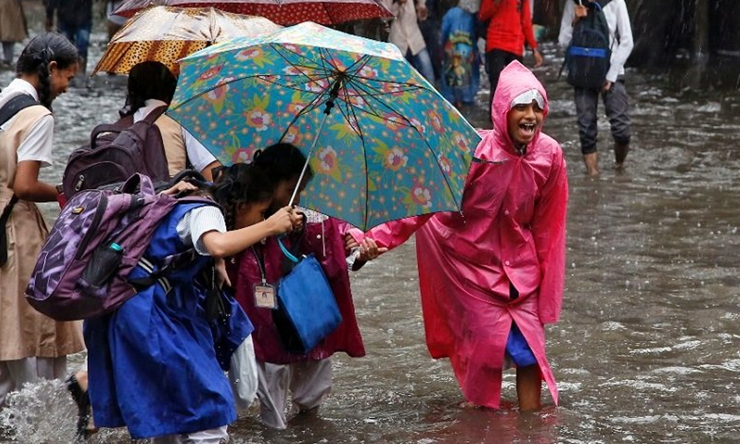 சென்னையில் தொடர் கனமழை.. விடுமுறை அளிக்காததால் பள்ளி மாணவர்கள் அவதி