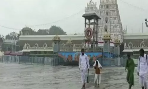 திருப்பதியில் பலத்த மழை- பக்தர்கள் கடும் அவதி
