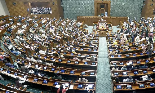 எதிர்க்கட்சிகள் அமளி... மக்களவை நண்பகல் 12 மணி வரை ஒத்திவைப்பு