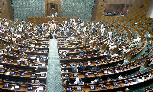 எதிர்க்கட்சிகள் கடும் அமளி... மக்களவை மதியம் 2 மணி வரை ஒத்திவைப்பு