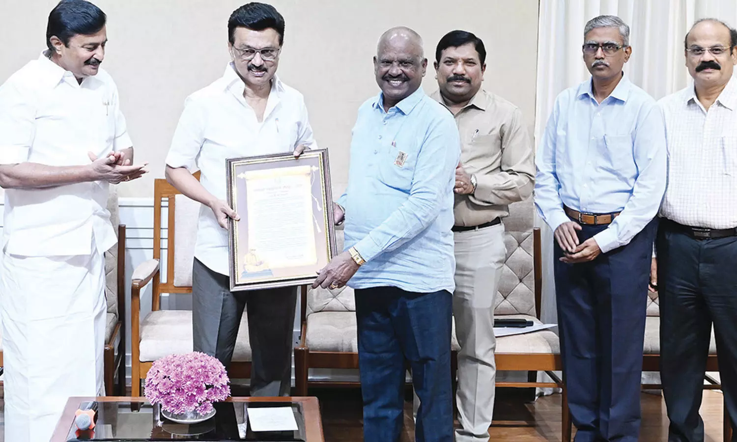 தினத்தந்தி நிர்வாக ஆசிரியர் டி.இ.ஆர்.சுகுமாருக்கு கலைஞர் எழுதுகோல் விருது - மு.க.ஸ்டாலின் வழங்கினார் தினத்தந்தி நிர்வாக ஆசிரியர் டி.இ.ஆர்.சுகுமாருக்கு கலைஞர் எழுதுகோல் விருது - மு.க.ஸ்டாலின் வழங்கினார்