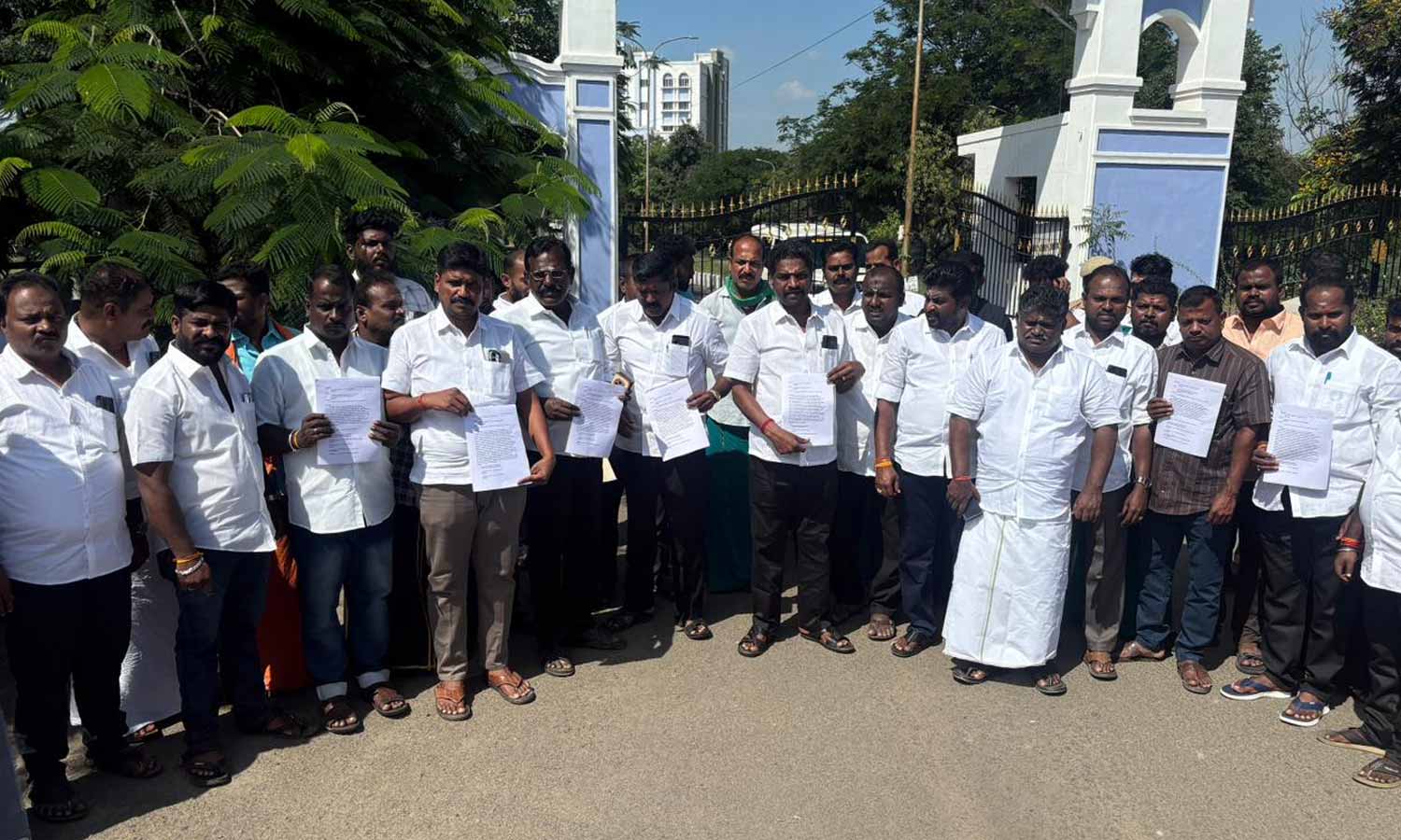 திருப்பூர் கலெக்டர் அலுவலகத்தை  டாஸ்மாக் பார் உரிமையாளர்கள் முற்றுகை