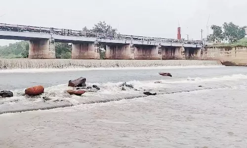 வைகை அணைக்கு நீர்வரத்து அதிகரிப்பால் தடுப்பணையில் வெள்ளம்- பொதுமக்களுக்கு எச்சரிக்கை