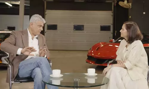 VIDEO: நேர்காணலின் பொது அஜித் மேக்கப் போடல -  வியந்து பேசிய அனுபமா சோப்ரா