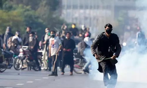 இம்ரான் கான் கட்சியினர் போராட்டம் நடத்த திட்டம்- ராவல்பிண்டியில் ஊரடங்கு உத்தரவு