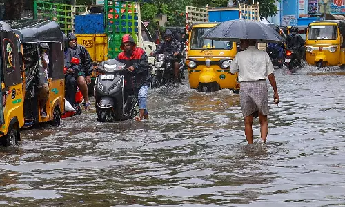 சென்னை உள்ளிட்ட 13 மாவட்டங்களில் இடி மின்னலுடன் மழை பெய்ய வாய்ப்பு- வானிலை மையம் எச்சரிக்கை