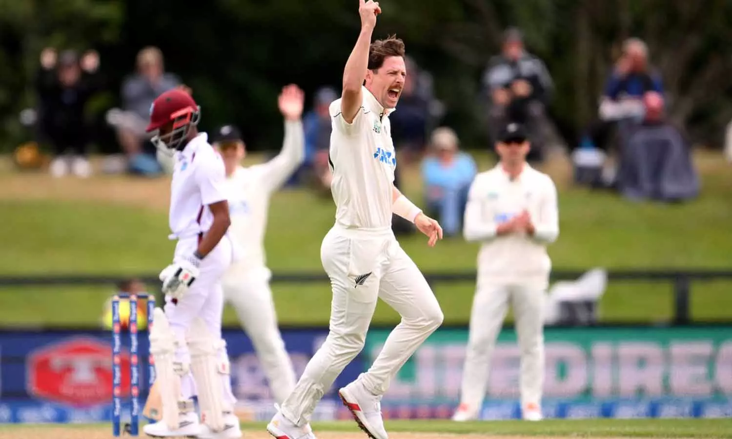 100/3... அடுத்த 67 ரன்களில் வெஸ்ட் இண்டீஸ் ஆல் அவுட்.. நியூசிலாந்து பவுலர் மிரட்டல் பந்து வீச்சு