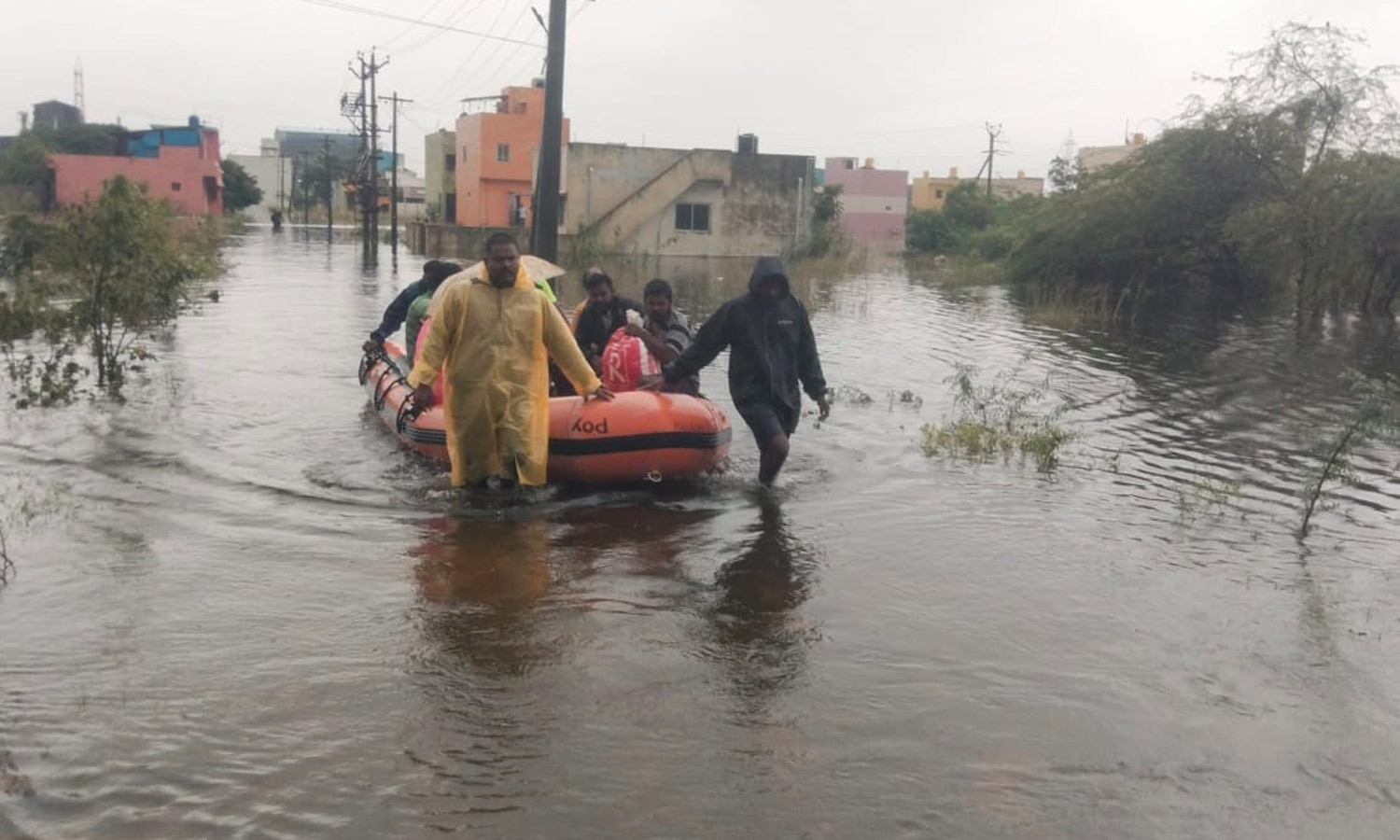 சென்னை-புறநகர் பகுதிகளில் விடிய விடிய கனமழை: 2 ஆயிரம் வீடுகளை வெள்ளம் சூழ்ந்தது