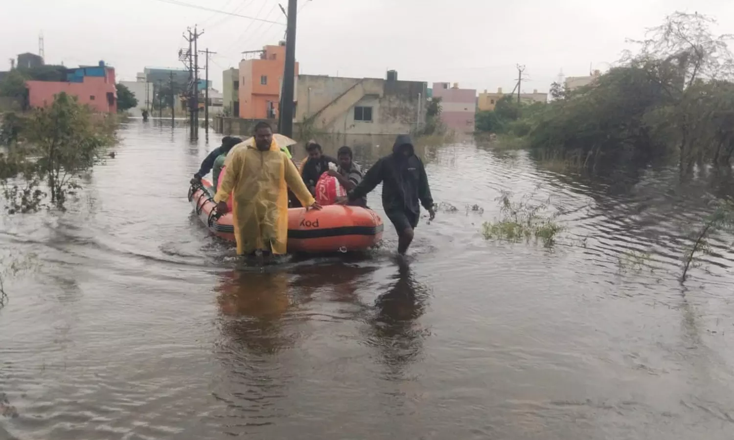 சென்னை-புறநகர் பகுதிகளில் விடிய விடிய கனமழை: 2 ஆயிரம் வீடுகளை வெள்ளம் சூழ்ந்தது