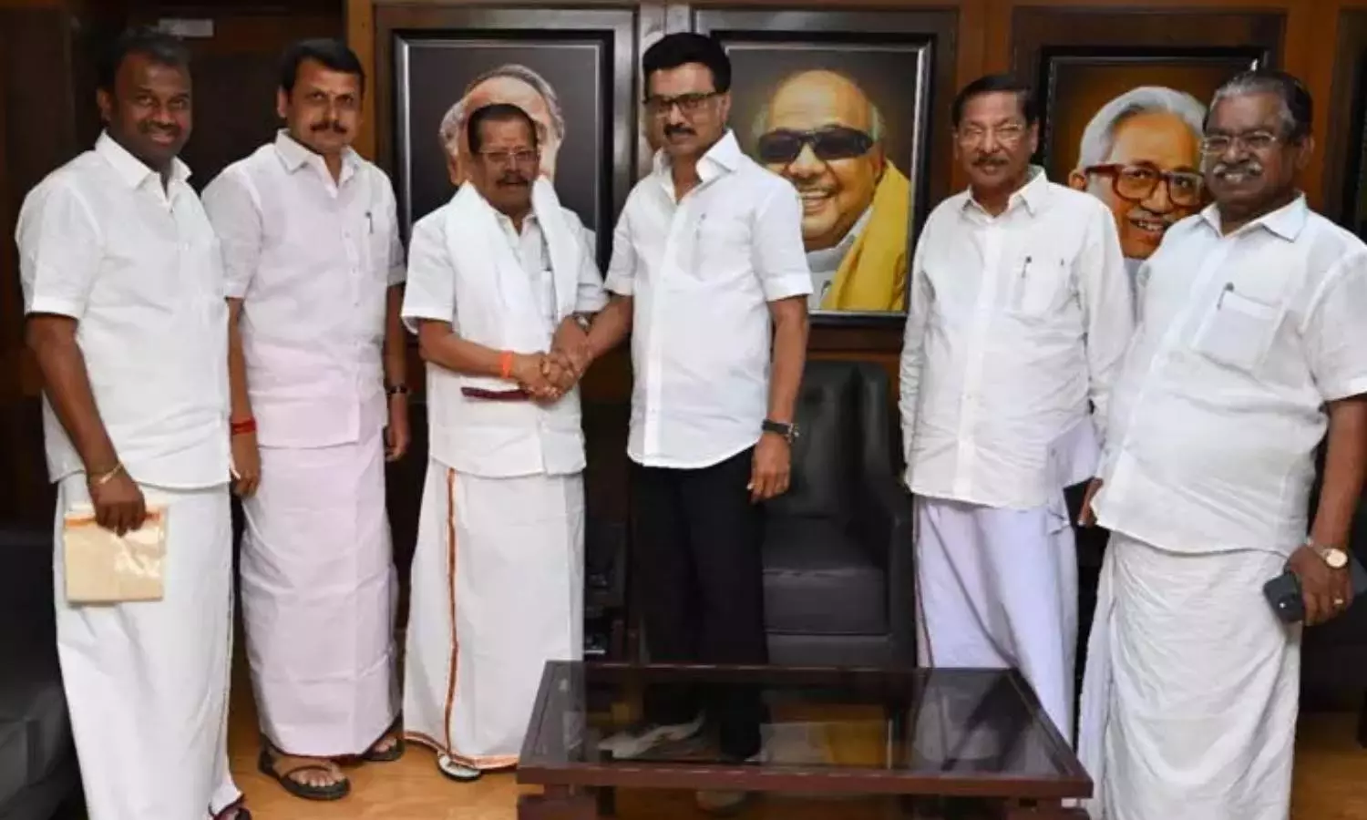 ஓபிஎஸ், இபிஎஸ்-ஐ துரோகி என விமர்சித்த அதிமுக முன்னாள் எம்எல்ஏ சின்னசாமி திமுகவில் இணைவு! ஓபிஎஸ், இபிஎஸ்-ஐ துரோகி என விமர்சித்த அதிமுக முன்னாள் எம்எல்ஏ சின்னசாமி திமுகவில் இணைவு!