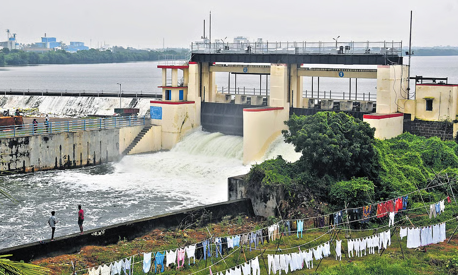 புழல் ஏரியில் இருந்து நீர் திறப்பு அதிகரிப்பு- வெள்ள அபாய எச்சரிக்கை