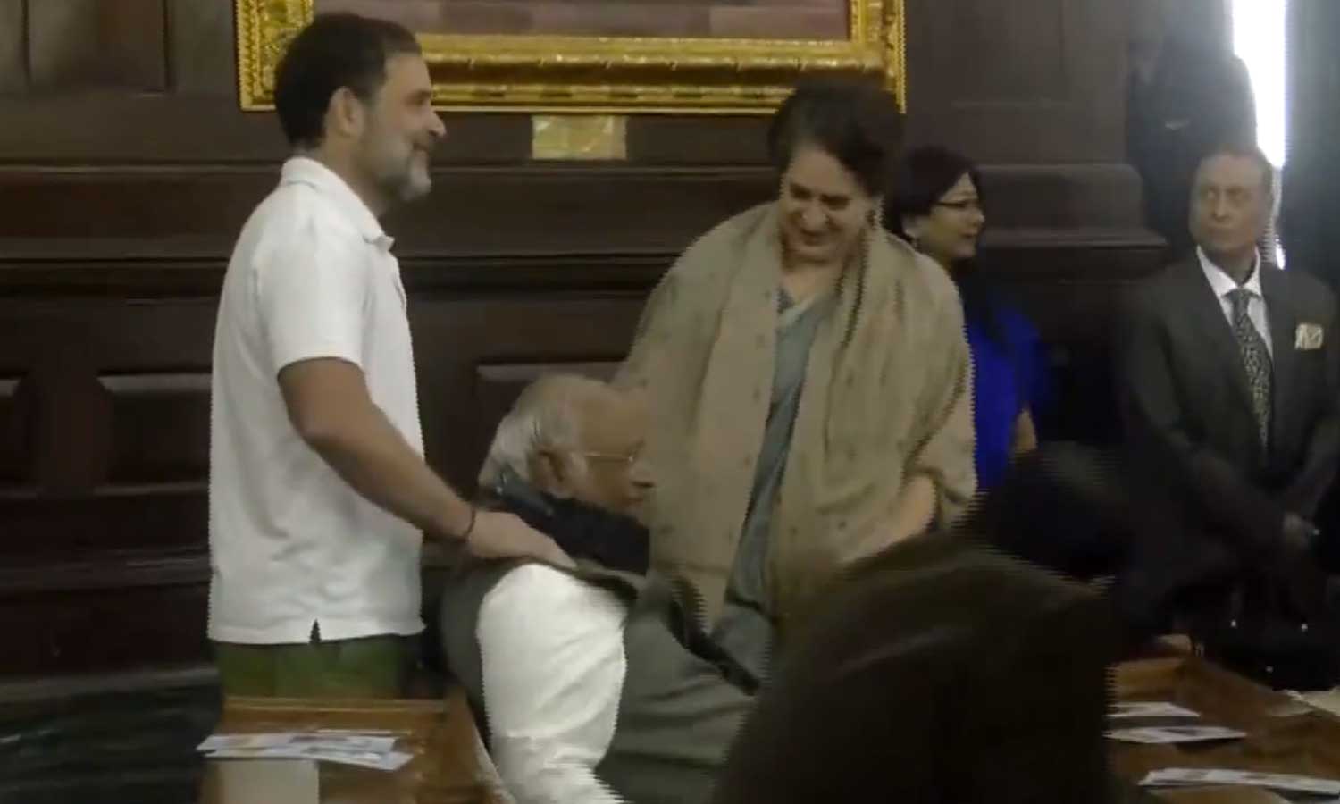 பாராளுமன்றத்தில் வலியால் தவித்த கார்கேவுக்கு உதவி செய்த ராகுல் காந்தி - வீடியோ வைரல்