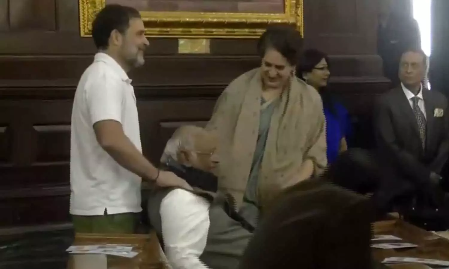 பாராளுமன்றத்தில் வலியால் தவித்த கார்கேவுக்கு உதவி செய்த ராகுல் காந்தி - வீடியோ வைரல்