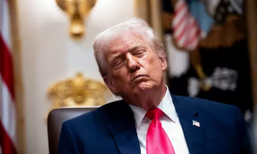 VIDEO: அமைச்சரவை கூட்டத்தில் தூங்கி விழுந்த அதிபர் டிரம்ப்