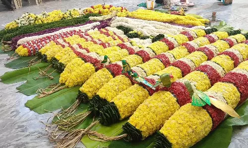 கார்த்திகை தீப திருவிழா: திருவண்ணாமலை கோவிலுக்கு காஞ்சிபுரத்தில் இருந்து செல்லும் மாலைகள்