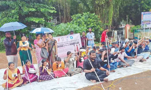 கொட்டும் மழையில் மாற்றுத்திறனாளிகள் கைகளில் தட்டு ஏந்தி பிச்சை எடுக்கும் போராட்டம்