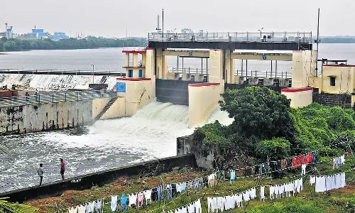 புழல் ஏரியில் இருந்து நீர் திறப்பு அதிகரிப்பு- வெள்ள அபாய எச்சரிக்கை