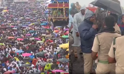 கார்த்திகை தீப விழா: திருவண்ணாமலையில் மழை! - குடையுடன் பக்தர்கள் கிரிவலம்