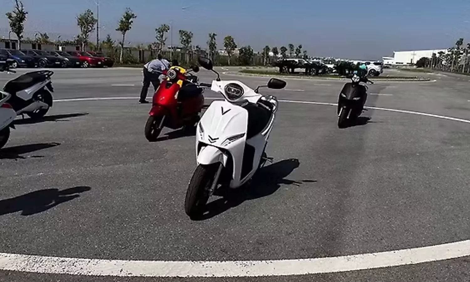 கார்களை தொடர்ந்து இ ஸ்கூட்டர்கள்... அடுத்த அதிரடிக்கு ரெடியாகும் வின்ஃபாஸ்ட்..? கார்களை தொடர்ந்து இ ஸ்கூட்டர்கள்... அடுத்த அதிரடிக்கு ரெடியாகும் வின்ஃபாஸ்ட்..?