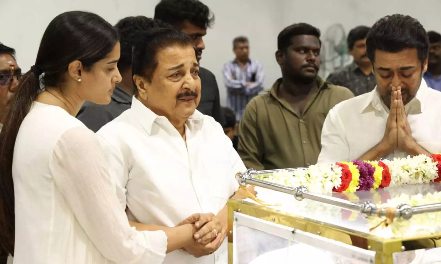 AVM சரவணன் உடலுக்கு நடிகர்கள் சிவகுமார், சூர்யா கண்ணீர் மல்க அஞ்சலி AVM சரவணன் உடலுக்கு நடிகர்கள் சிவகுமார், சூர்யா கண்ணீர் மல்க அஞ்சலி