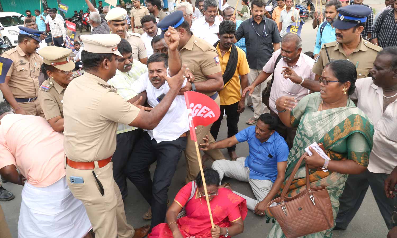 கோரிக்கைகளை வலியுறுத்தி திருப்பூரில் அரசு ஊழியர்கள் சாலை மறியல்- 100 பேர் கைது