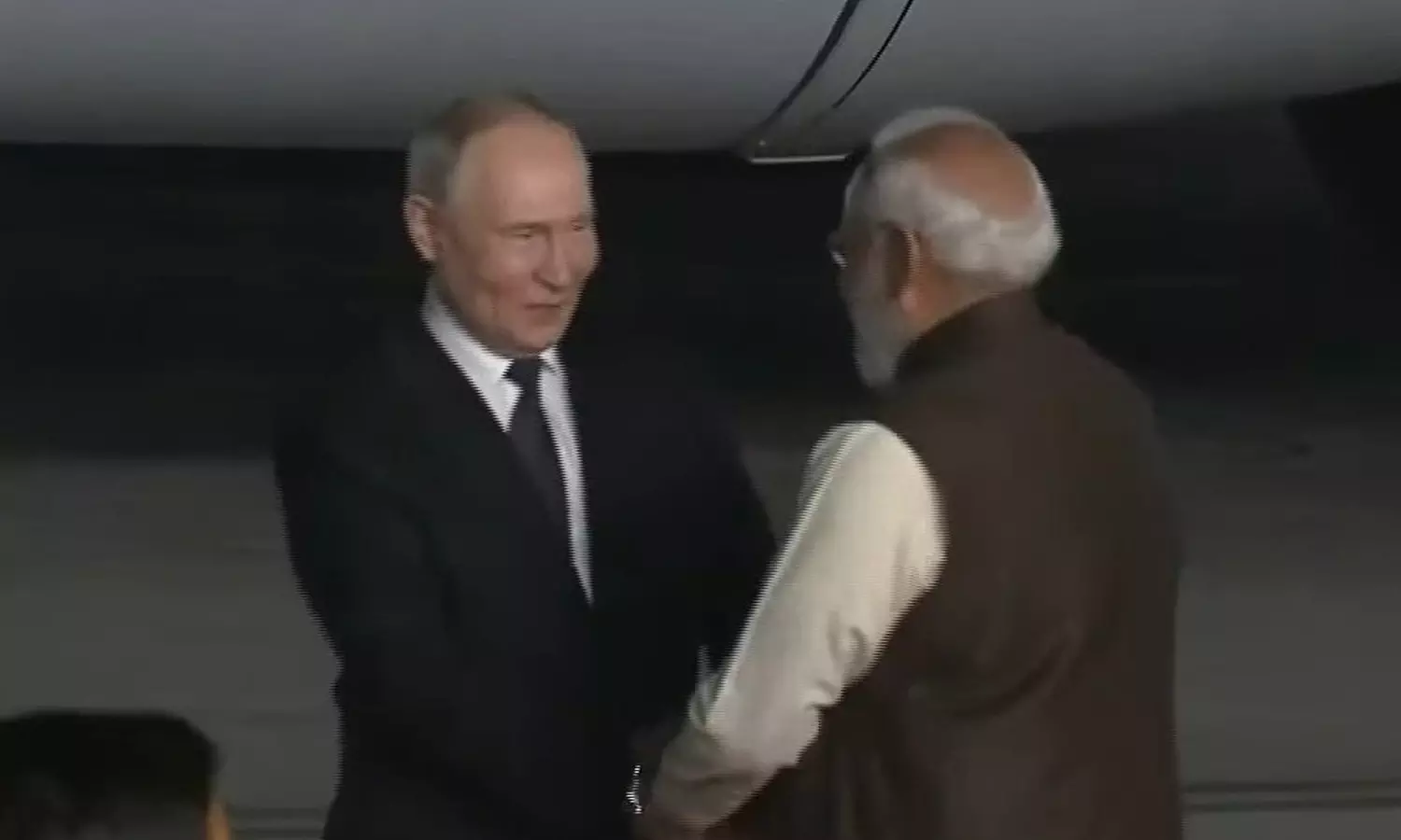 இந்தியா வந்த ரஷிய அதிபர் புதின்: நேரில் சென்று வரவேற்ற பிரதமர் மோடி