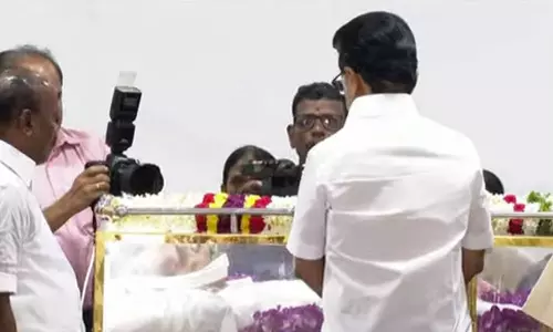 தயாரிப்பாளர் AVM சரவணன் உடலுக்கு முதலமைச்சர் மு.க.ஸ்டாலின் அஞ்சலி
