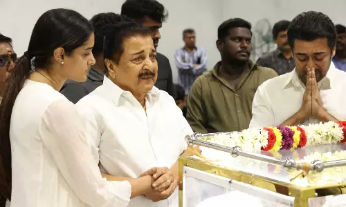 AVM சரவணன் உடலுக்கு நடிகர்கள் சிவகுமார், சூர்யா கண்ணீர் மல்க அஞ்சலி