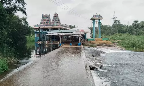 பாலாற்றில் வெள்ளப்பெருக்கு: ஆஞ்சநேயர் கோவிலுக்கு செல்ல பக்தர்களுக்கு தடை