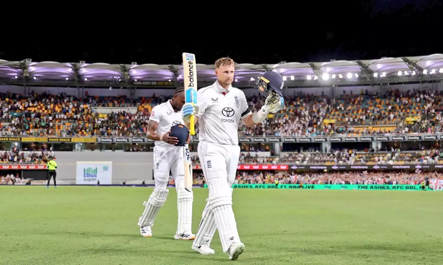 ஆஷஸ் 2-வது டெஸ்ட்: முதல் இன்னிங்சில் இங்கிலாந்து 334 ரன்களில் ஆல் அவுட்