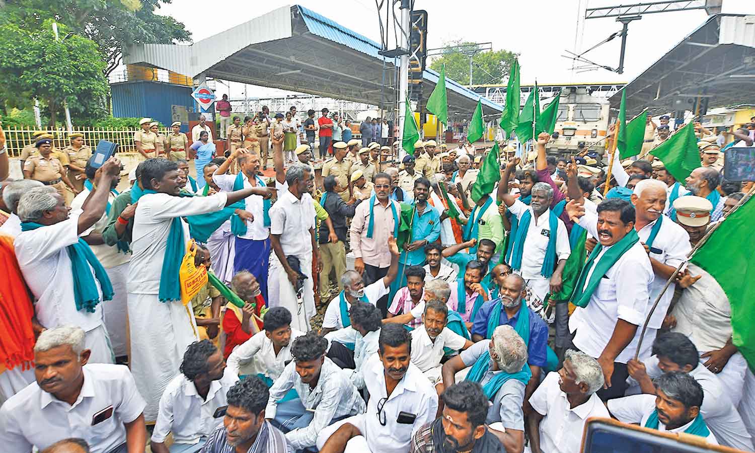 மத்திய அரசை கண்டித்து தஞ்சையில் விவசாயிகள் ரெயில் மறியல் போராட்டம்: 100-க்கும் மேற்பட்டோர் கைது