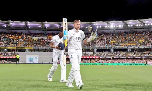 ஆஷஸ் 2-வது டெஸ்ட்: முதல் இன்னிங்சில் இங்கிலாந்து 334 ரன்களில் ஆல் அவுட்