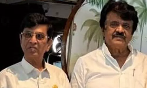 காங்கிரசுடன் கூட்டணி அமைக்க காய் நகர்த்துகிறதா த.வெ.க.?- மூத்த தலைவருடன், விஜய் தந்தை சந்திப்பால் எதிர்பார்ப்பு