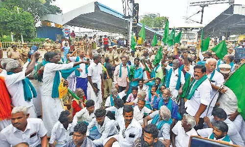 மத்திய அரசை கண்டித்து தஞ்சையில் விவசாயிகள் ரெயில் மறியல் போராட்டம்: 100-க்கும் மேற்பட்டோர் கைது