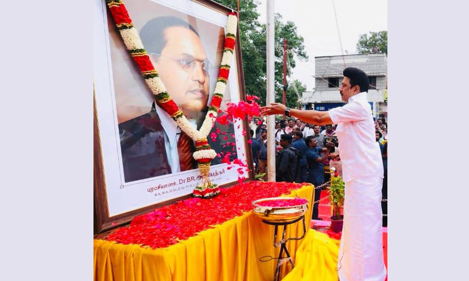 கல்வி எனும் ஆயுதத்தால் அனைத்தையும் தகர்த்தெறிந்து மேலெழுந்த அறிவுச்சூரியன் அம்பேத்கர் - மு.க.ஸ்டாலின்