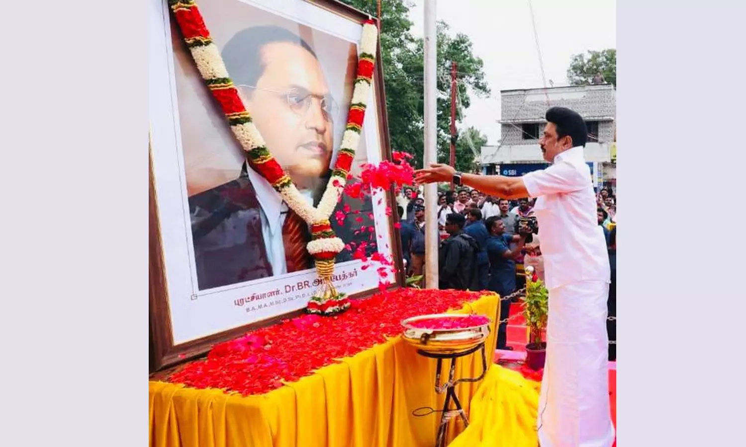 கல்வி எனும் ஆயுதத்தால் அனைத்தையும் தகர்த்தெறிந்து மேலெழுந்த அறிவுச்சூரியன் அம்பேத்கர் - மு.க.ஸ்டாலின் கல்வி எனும் ஆயுதத்தால் அனைத்தையும் தகர்த்தெறிந்து மேலெழுந்த அறிவுச்சூரியன் அம்பேத்கர் - மு.க.ஸ்டாலின்