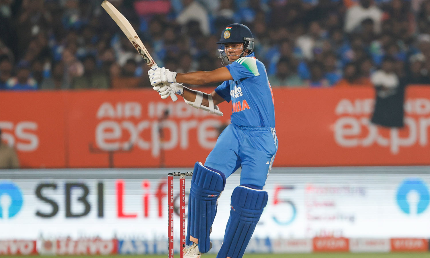 3வது ஒருநாள் போட்டி: முதல் சதத்தைப் பதிவு செய்த ஜெய்ஸ்வால்