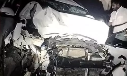 கீழக்கரை அருகே 2 கார்கள் நேருக்கு நேர் மோதிய விபத்தில் 5 பேர் பலி