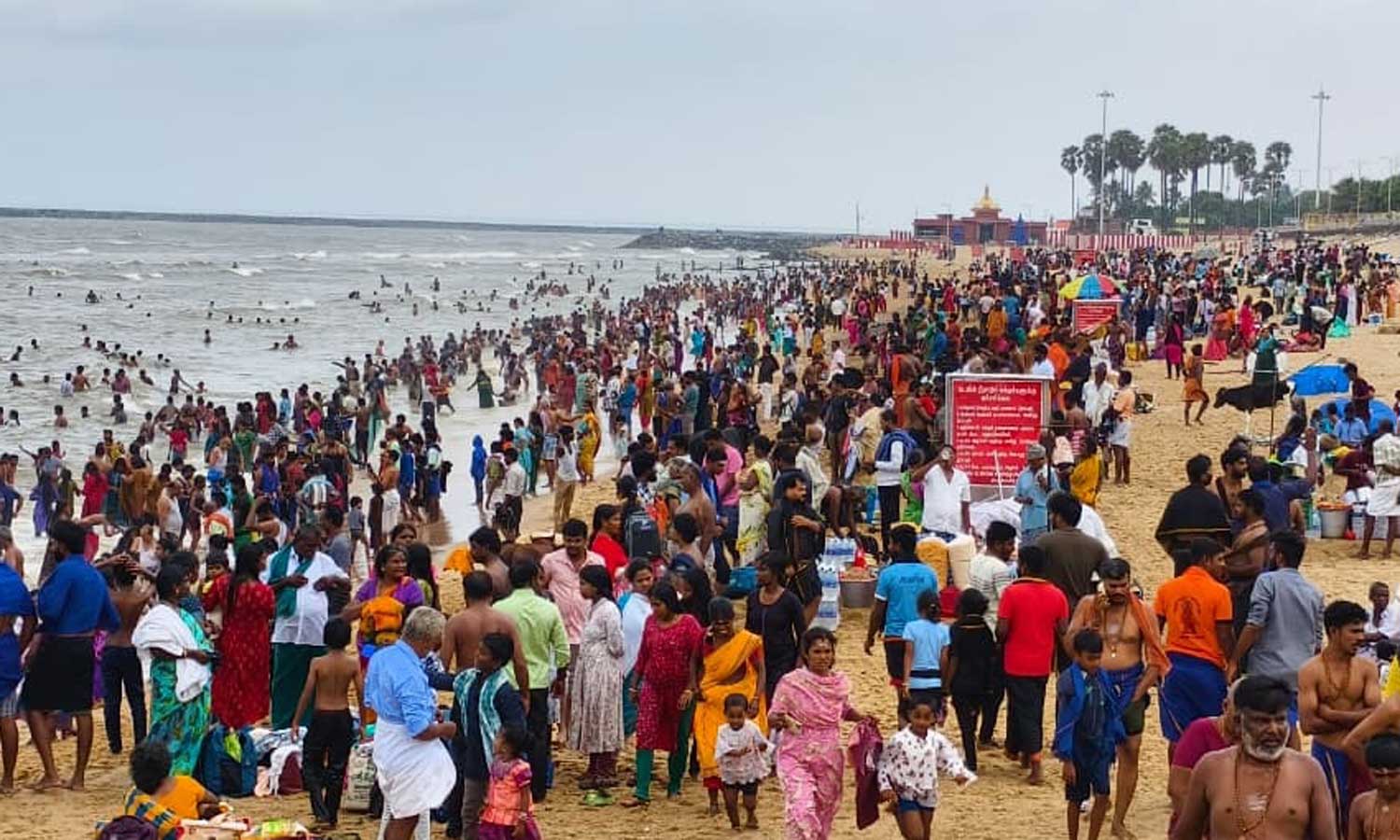 திருச்செந்தூர் கோவிலில் பக்தர்கள் 4 மணிநேரம் காத்திருந்து தரிசனம்