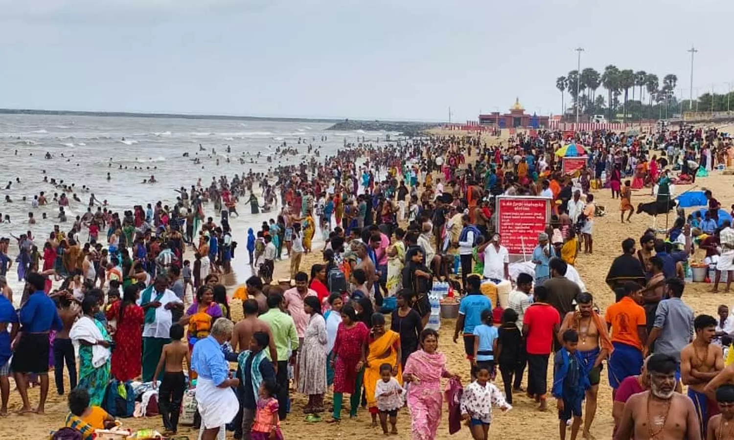 திருச்செந்தூர் கோவிலில் பக்தர்கள் 4 மணிநேரம் காத்திருந்து தரிசனம் திருச்செந்தூர் கோவிலில் பக்தர்கள் 4 மணிநேரம் காத்திருந்து தரிசனம்