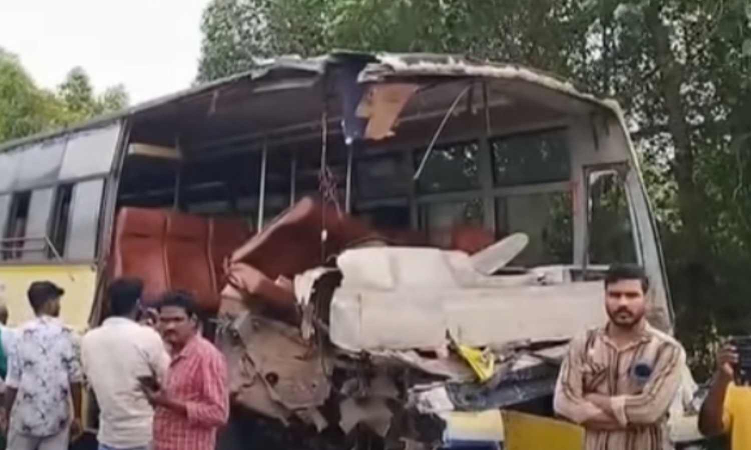 தொடர்கதை... மன்னார்குடியில் பேருந்துகள் நேருக்குநேர் மோதி விபத்து - 20க்கும் மேற்பட்டோர் படுகாயம்!