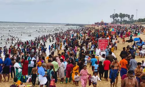 திருச்செந்தூர் கோவிலில் பக்தர்கள் 4 மணிநேரம் காத்திருந்து தரிசனம்