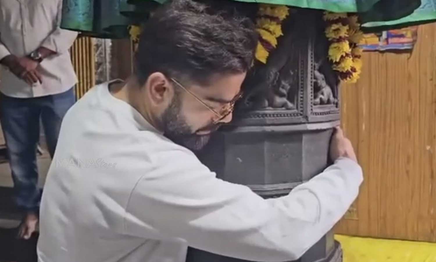 VIDEO: ஸ்ரீ லட்சுமி நரசிம்ம சுவாமி கோவிலில் சாமி தரிசனம் செய்தார் விராட் கோலி