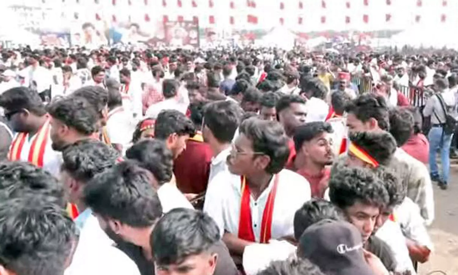 விஜய் மக்கள் சந்திப்பு நிகழ்ச்சி - பாஸ் இல்லாதவர்களுக்கும் அனுமதி அளிப்பு விஜய் மக்கள் சந்திப்பு நிகழ்ச்சி - பாஸ் இல்லாதவர்களுக்கும் அனுமதி அளிப்பு