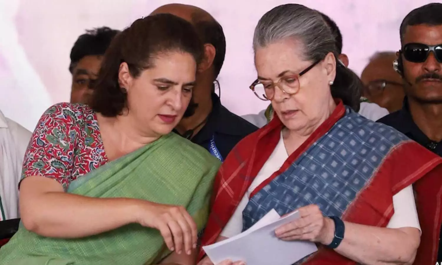 சோனியா காந்தி குடியுரிமை பெற்றபின்னரே வாக்களித்தார் - பிரியங்கா காந்தி! சோனியா காந்தி குடியுரிமை பெற்றபின்னரே வாக்களித்தார் - பிரியங்கா காந்தி!