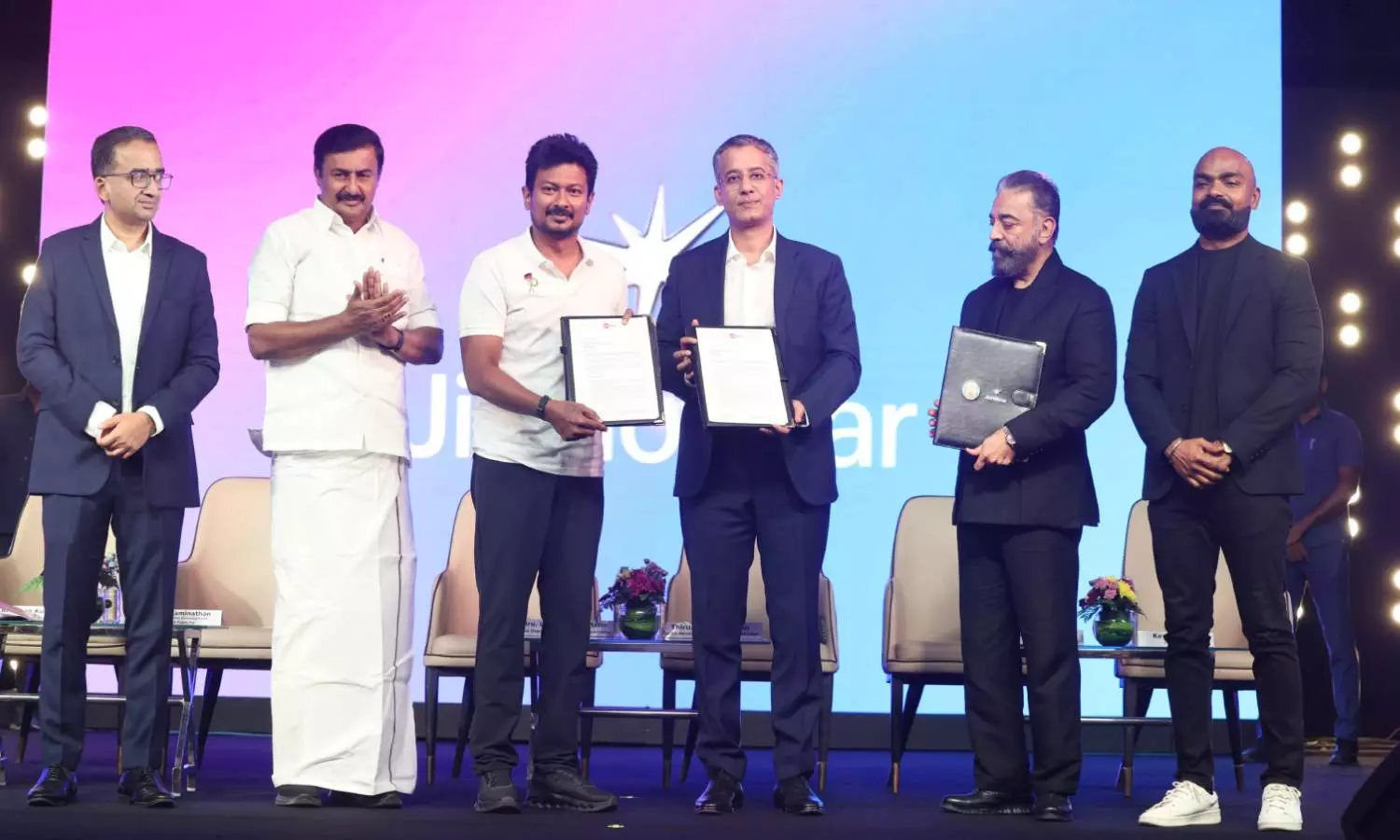 தமிழ்நாடு அரசுடன் ரூ.4 ஆயிரம் கோடி மதிப்பிலான புரிந்துணர்வு ஒப்பந்தம் மேற்கொண்ட ஜியோ ஹாட்ஸ்டார்! தமிழ்நாடு அரசுடன் ரூ.4 ஆயிரம் கோடி மதிப்பிலான புரிந்துணர்வு ஒப்பந்தம் மேற்கொண்ட ஜியோ ஹாட்ஸ்டார்!